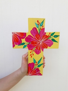 Crucifijo de madera pintado a mano - ulala-artesanias