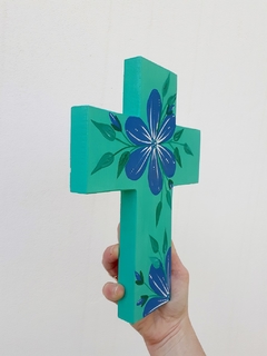 Crucifijo de madera pintado a mano