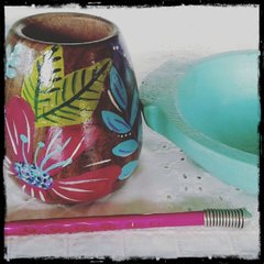 Mate pintado a mano con motivos florales en internet