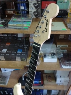 Leonard Le362iv Guitarra Eléctrica Tipo Stratocaster Beige - EdenLP Instrumentos Musicales