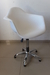 Sillon Eames Negra para Estetica o Peluqueria Blanca