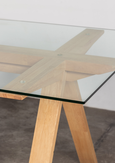Mesa de vidrio y madera clara
