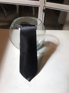 Corbata razo negro brillosa ideal para iglesia.