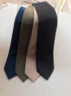Corbatas seda lavada opacas varios colores.