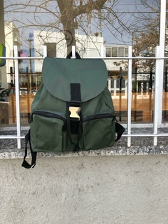 Mochila verde con 2 bolsilloslo