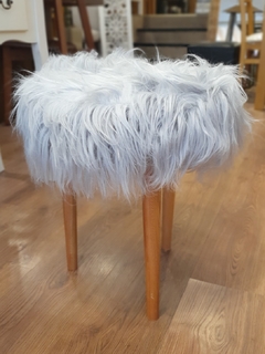 Banquitos Peluches Nordicos Redondos Patas de Madera 40 cm