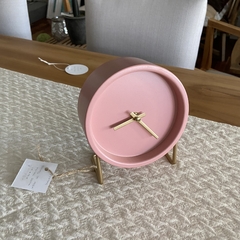 Imagen de Reloj de mesa de metal rosa y dorado
