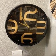 Reloj De Pared Metalico Negro Con Vidrio Con Numeros Dorados 40cm - comprar online
