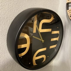 Reloj De Pared Metalico Negro Con Vidrio Con Numeros Dorados 40cm