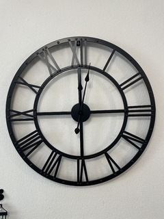 Reloj metal negro 70 cm numeros romanos - comprar online