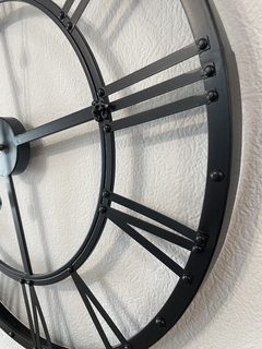 Reloj metal negro 70 cm numeros romanos - tienda online