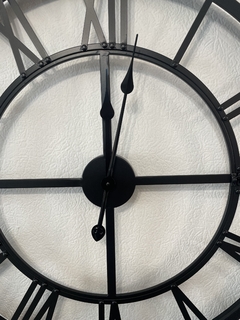 Reloj metal negro 70 cm numeros romanos - Jaspe Deco