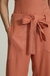 pantalón elegante y canchero para mujeres. para usar de día y de noche con top, remeras y camisas. cardinal en the mix