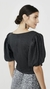 Remera de cuello "desbocado" Contiene mangas con volumen, ideal para cualquier outfit de noche. Fiesta. Clara Ibarguren. The Mix. ediciones limitadas