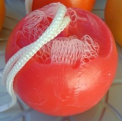 Sabonete Esfera com Bucha Sintética Frutas Tropicais