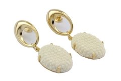 Brinco Base Círculo Vazado e Cabochão Branco Folheado à Ouro - BRFO0187 - comprar online