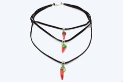 Choker Triplo de Camurça Pingentes Pimentas (Bijuteria) - CLDV0018