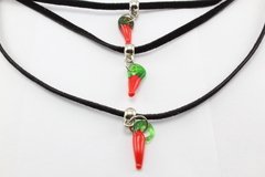 Choker Triplo de Camurça Pingentes Pimentas (Bijuteria) - CLDV0018 - comprar online