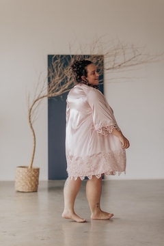 ROBE ANTONIETTE - Robe em cetim mellow com barrado de renda guipier na internet