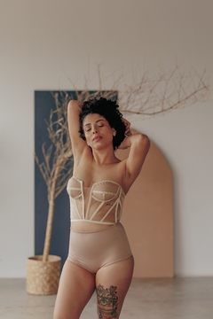 CROPPED BORDOIR - Cropped em Transparência estruturada estilo lingerie, com viés aparentes e passa fita nas costas.