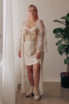 Imagem do CROPPED BORDOIR - Cropped em Transparência estruturada estilo lingerie, com viés aparentes e passa fita nas costas.