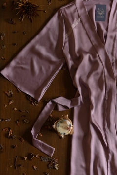 Imagem do Caixa Malva - Robe em cetim Artha + faixa em seda estampada Liane Mestrinho + vela Entalpia