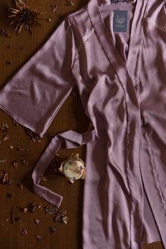ROBE DREAM ON - Robe em cetim mellow com manga 3/4 e faixa na cintura. - comprar online