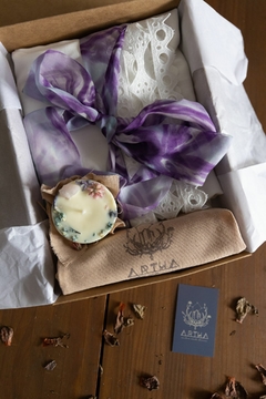 Caixa Lavanda - contém: kimono Artha + vela Entalpia para Artha e faixa de Seda Liane Mestrinho para Artha. - comprar online