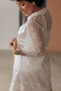 Robe New Romantic - Em cetim mellow toque de seda, com detalhes em renda chantilly. - comprar online