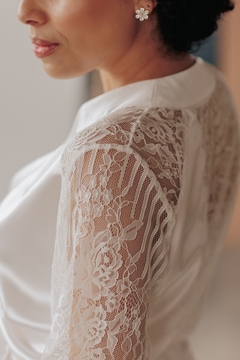 Robe New Romantic - Em cetim mellow toque de seda, com detalhes em renda chantilly. - loja online
