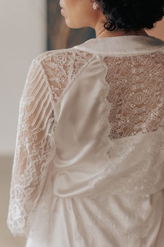 Robe New Romantic - Em cetim mellow toque de seda, com detalhes em renda chantilly.