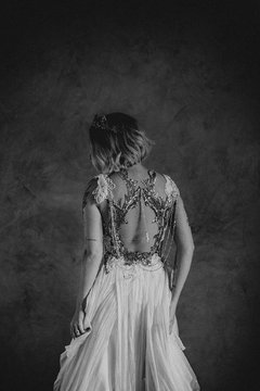 Vestido Brisa - Corpo em paetê arabesco e renda francesa rebordada, com saia em camadas de musseline - Vestidos de noiva exclusivos ARTHA ATELIER