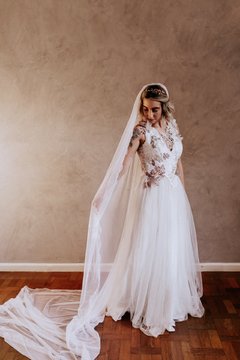 Vestido Botanique - Corpo com composição de renda Guipier, soutache francesa bordada, chantilly e botânica, saia em lenços de tule ilusione italiano. na internet