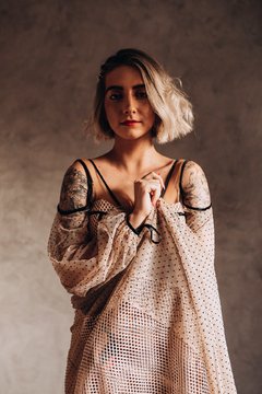 Vestido Lótus - Corpo em transparência estruturada em tela, tule poá e aplicações de renda francesa bordada. - comprar online