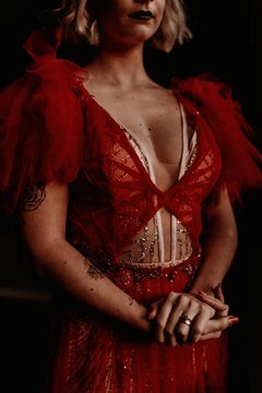Vestido Red Garden - vestido 2 peças: vestido silhueta sereia rosê em tecido glitter e vestido sobreposto em tule ilusione vermelho. - comprar online