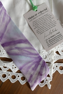 Imagem do Caixa Lavanda - contém: kimono Artha + vela Entalpia para Artha e faixa de Seda Liane Mestrinho para Artha.