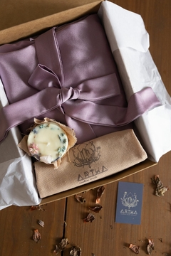 Caixa Malva - Robe em cetim Artha + faixa em seda estampada Liane Mestrinho + vela Entalpia - comprar online