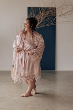ROBE ANTONIETTE - Robe em cetim mellow com barrado de renda guipier - comprar online