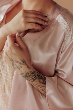 Imagem do ROBE DREAM ON - Robe em cetim mellow com manga 3/4 e faixa na cintura.