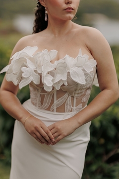 Corselete Camélia - em crinol com aplicação de flores em gazar e amarração. - Vestidos de noiva exclusivos ARTHA ATELIER