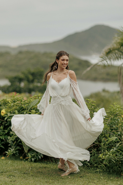 Imagem do Vestido Isabella - em musseline de seda pura com corpo e mangas em renda chantilly.