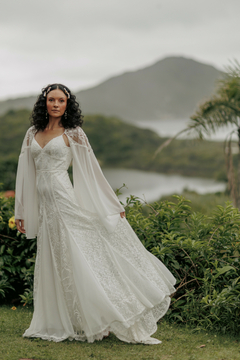 Vestido modelo Hibisco - silhueta trompete em mix de rendas étnicas e crepe georgete com manga removível. na internet