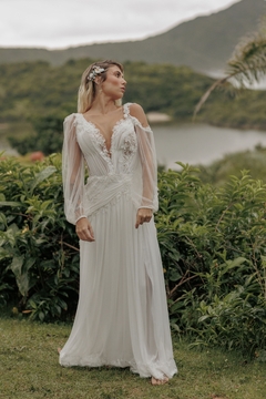 Vestido Azaléia - em tule toque de seda, com composição de de rendas rebordadas e flores 3D