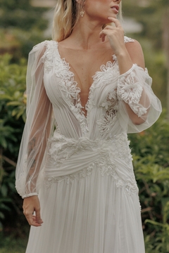 Imagem do Vestido Azaléia - em tule toque de seda, com composição de de rendas rebordadas e flores 3D