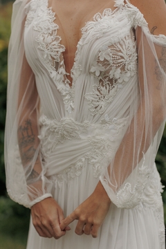 Vestido Azaléia - em tule toque de seda, com composição de de rendas rebordadas e flores 3D - Vestidos de noiva exclusivos ARTHA ATELIER