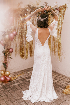 Vestido Costela de Adão - Base em tule diamont com paetê em arabesco sobreposto. Decote V frente e costas com mangas amplas. Saia silueta trompete com fenda. - Vestidos de noiva exclusivos ARTHA ATELIER