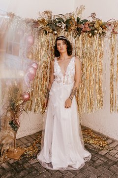 Vestido Rayana Bride - Corpo em tule ilusione, tule diamont e renda chantilly, com saia em tule diamont e tule francês com 4 fendas. Flores 3D aplicadas.