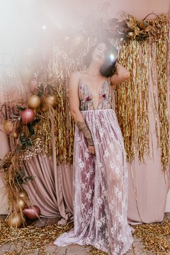 Vestido Ninfa - corpo em transparência com renda floral e decote V profundo e saia base em cetim mellow, com fendas e renda chantilly sobreposta. na internet