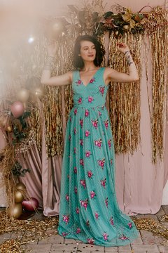 Vestido Pinah Festa - Decote V frente e quadrado costas com base em cetim mellow com tule poá com flores bordadas sobreposto.