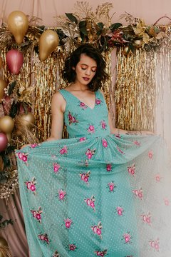 Vestido Pinah Festa - Decote V frente e quadrado costas com base em cetim mellow com tule poá com flores bordadas sobreposto. - comprar online